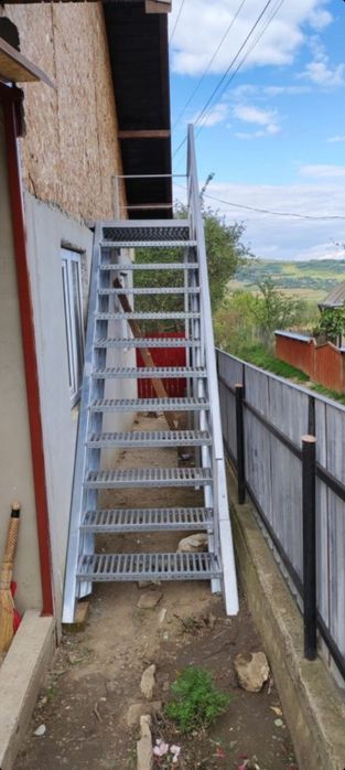 Scara metalica      .