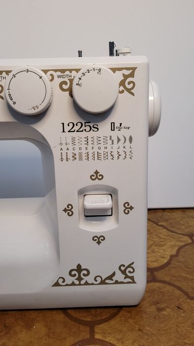 Продам швейную машинку Janome