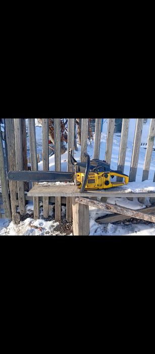 Продам бензо пилу работает как новая