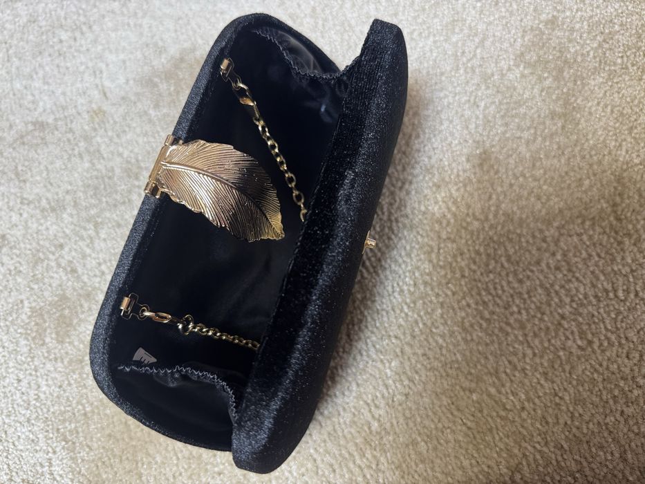 Clutch elegant din catifea cu inchidere decorativa aurie