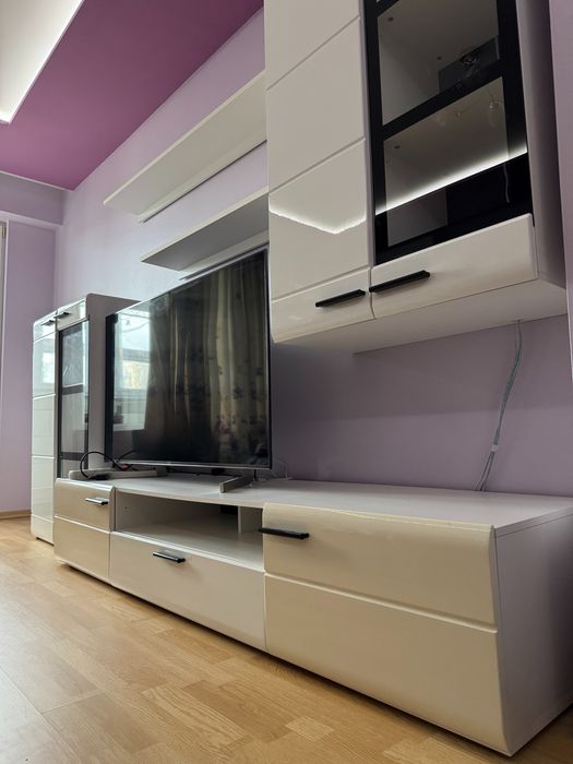 Модерна секция за хол – бял гланц, отлично състояние