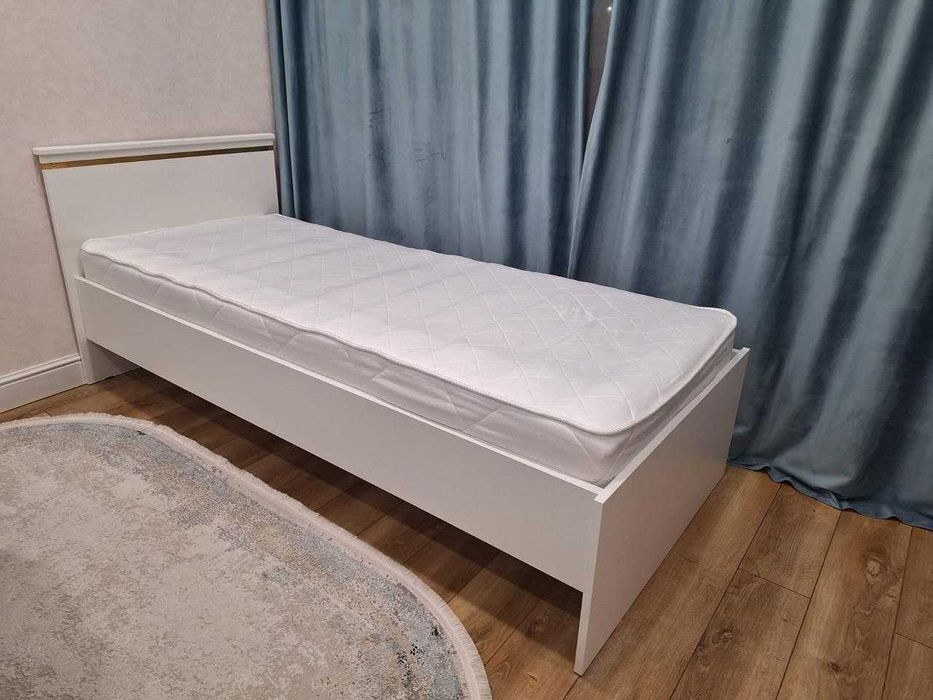 Продается кровать с матрасом 80x200 см — отличное состояние!