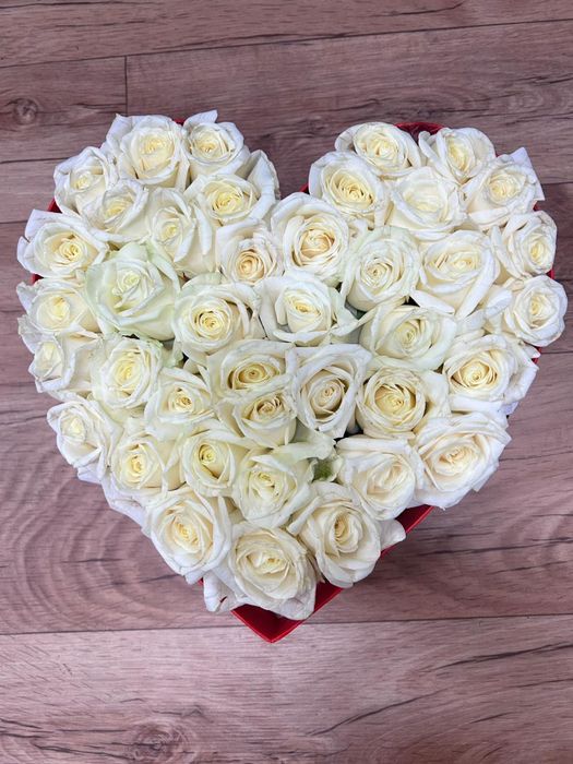 Белые розы в форме сердца