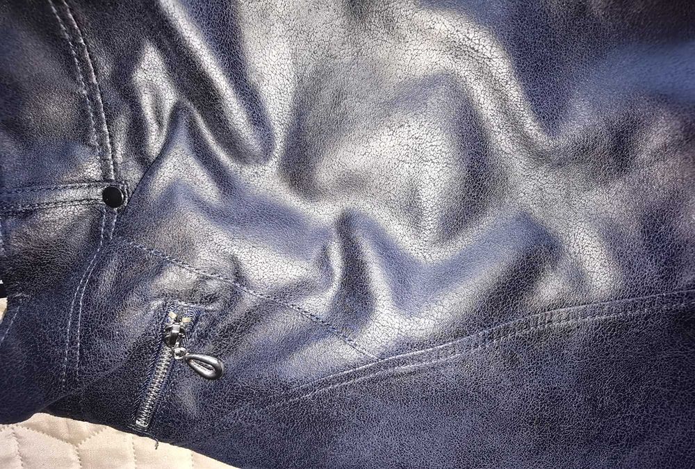 Тъмносиня пола - нова