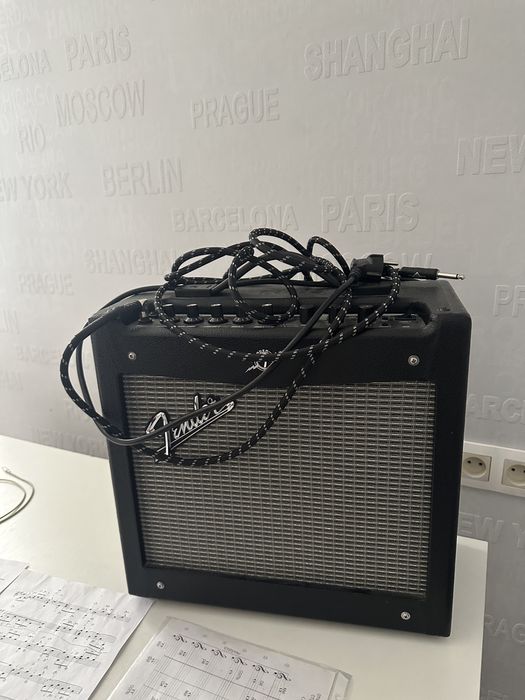 Электрогитара и комбо-усилитель