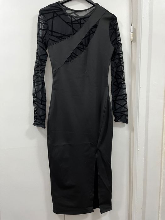 Rochiță mulata pe corp, ușor elastică, cu crăpătură și decupaje,noua,S