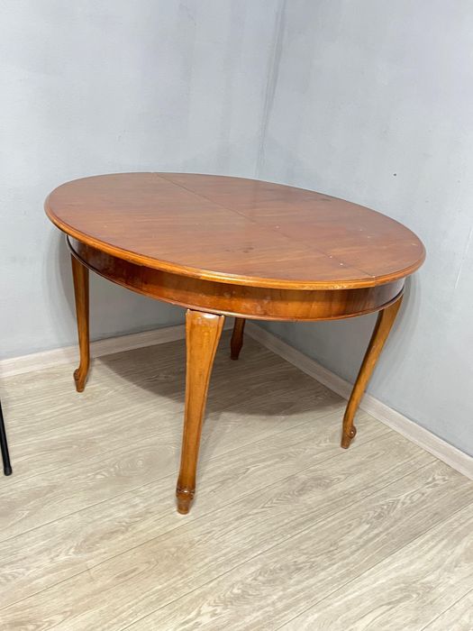 Дубовый стол.