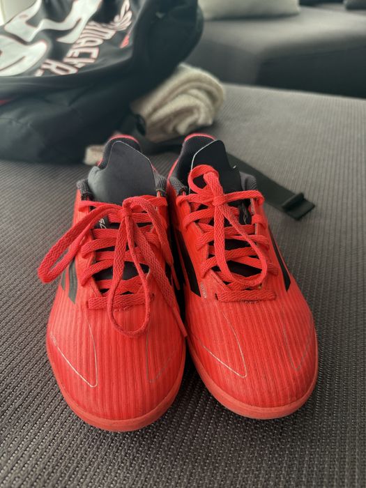 Футболни маратонки за изкуствена трева