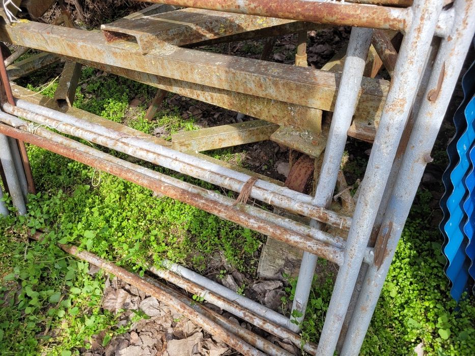 Продавам 4 основи на метално скеле Количка