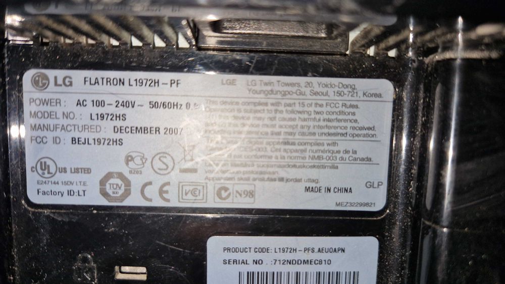 Монитор Samsung 24" модел: 24D330 + подарък LCD монитор LG 19"