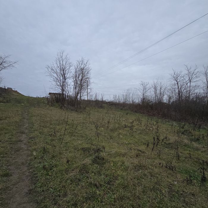 Vand teren intravilan cu utilati