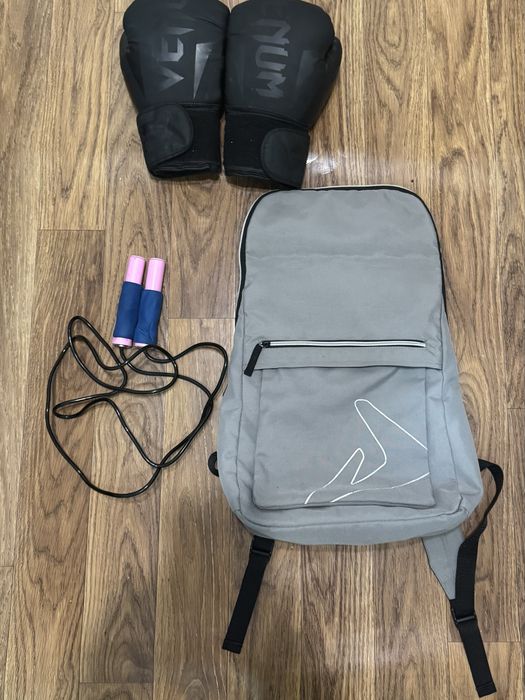 Скакалка , рюкзак и боксерские перчатки
