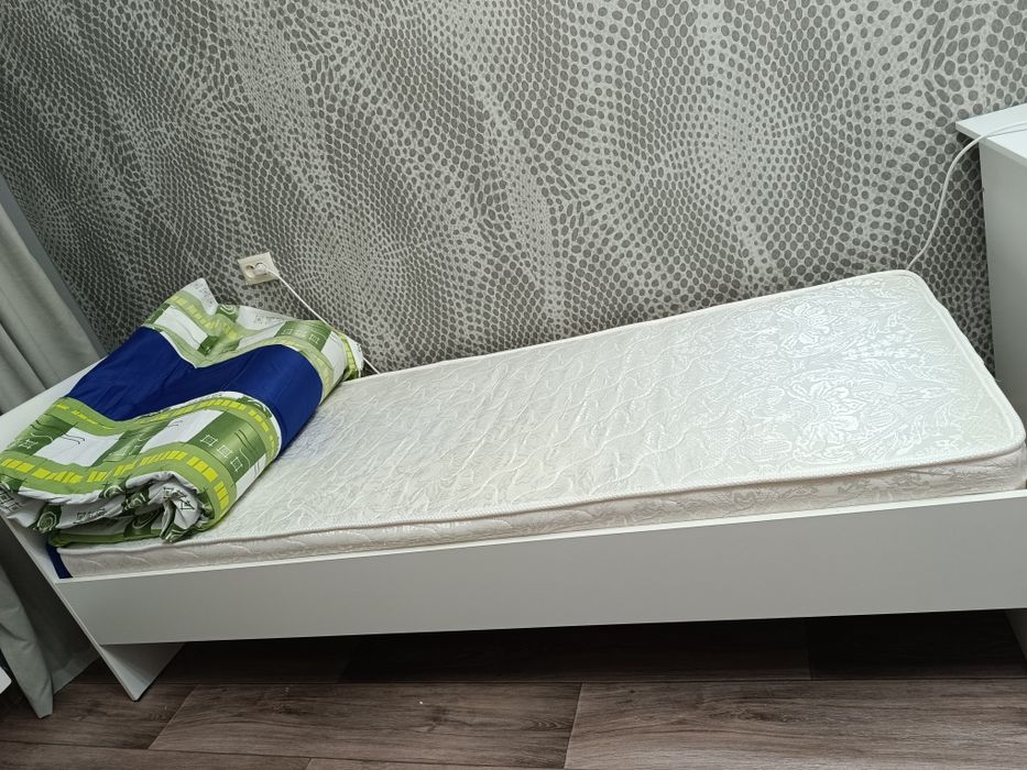 Кровать односпальная с матрасом