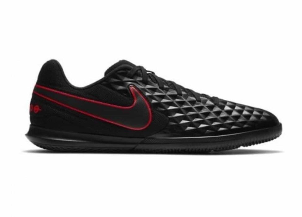 Продавам футболни обувки Nike Tiempo Legend 8 Club IC