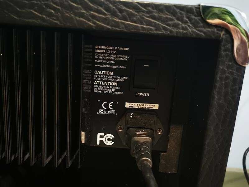Усилвател кубе berhinger V-ampire LX112 120W вградени ефекти и суич педал