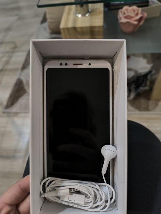 Продавам телефон  шауми  редми 5 плюс