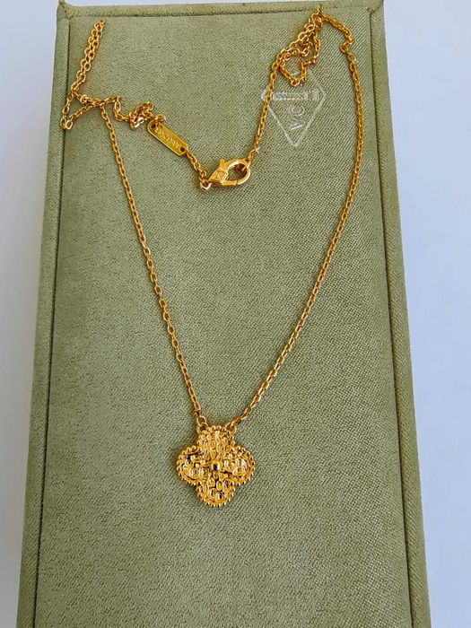 Дамско колие в бяло злато на Van Cleef & Arpels VCA Vintage Alhambra