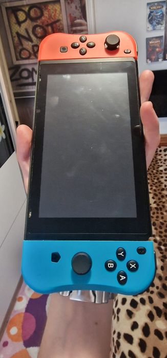 Vând Nintendo Switch V2