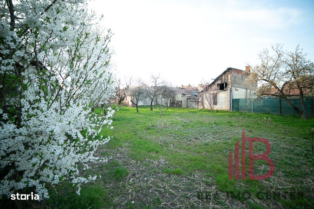 Teren în suprafață de 1018 mp plus casă solidă