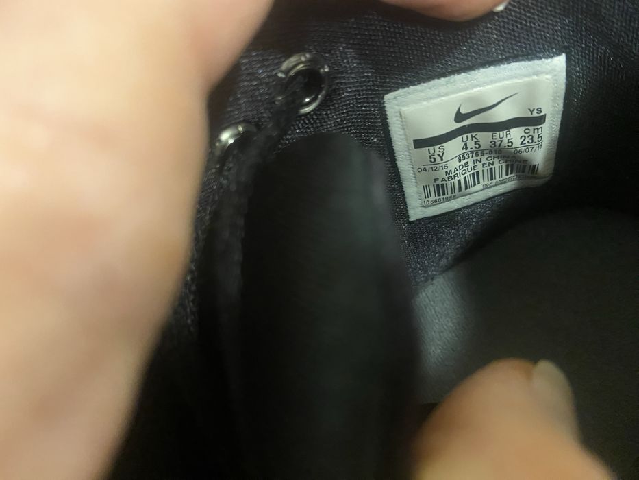 Adidasi Nike, f buni