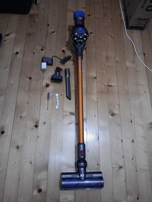 Отлична безжична Dyson V8 прахосмукачка с нова батерия и аксесоари