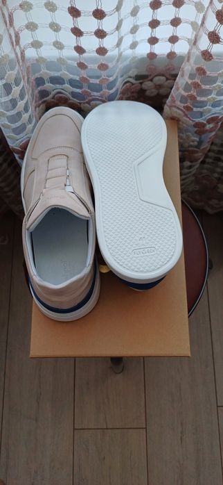 Продам кожаные кроссовки Conhpol