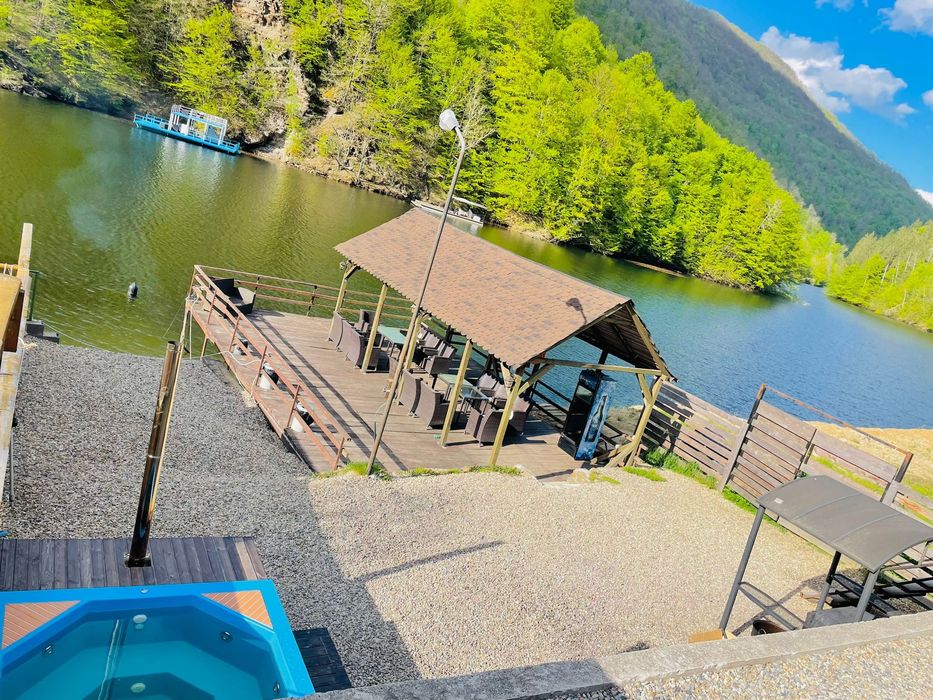 Inchiriez cabana cu ponton pe malul lacului tarnita