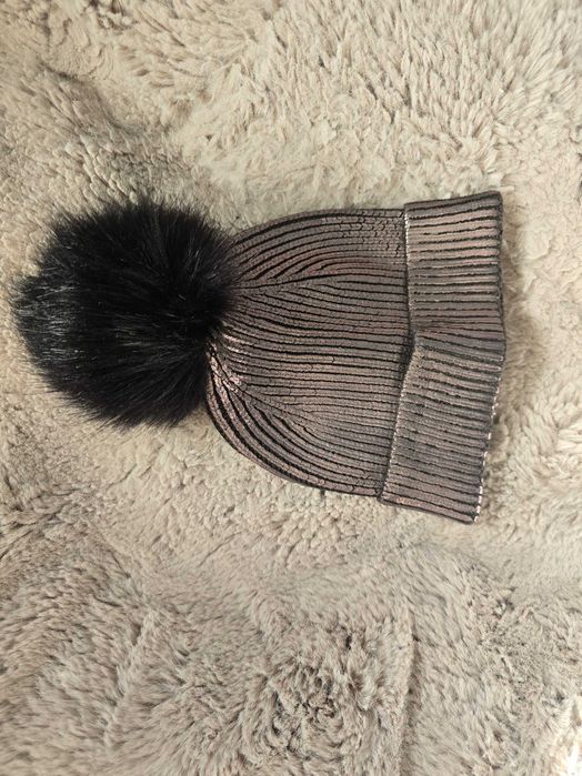 Блестяща шапка с пух