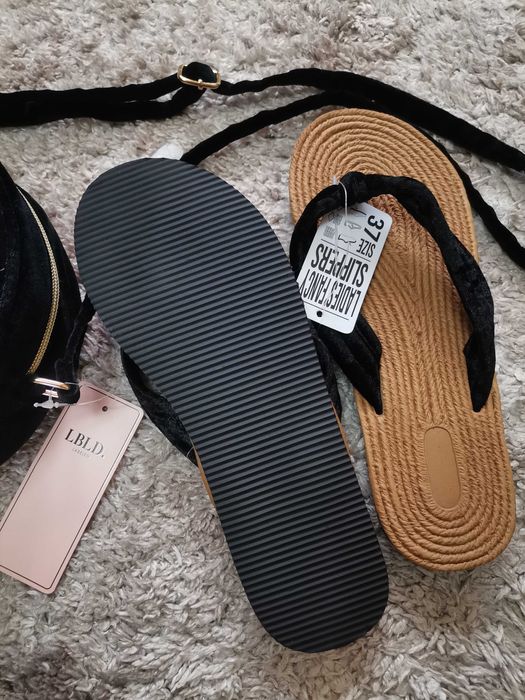 Малка черна чанта плюш с чехли