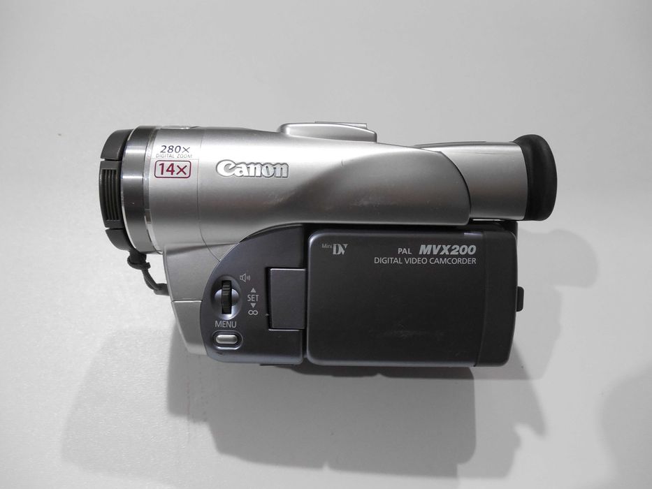 Vand miniDV camera Canon MVX200 si telecomanda