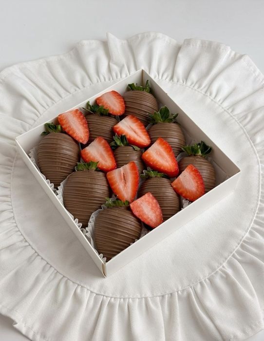 Клубника, банан, финики в шоколаде