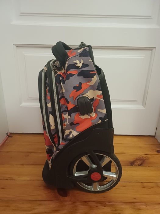 Ученическа раница с колела и презрамки