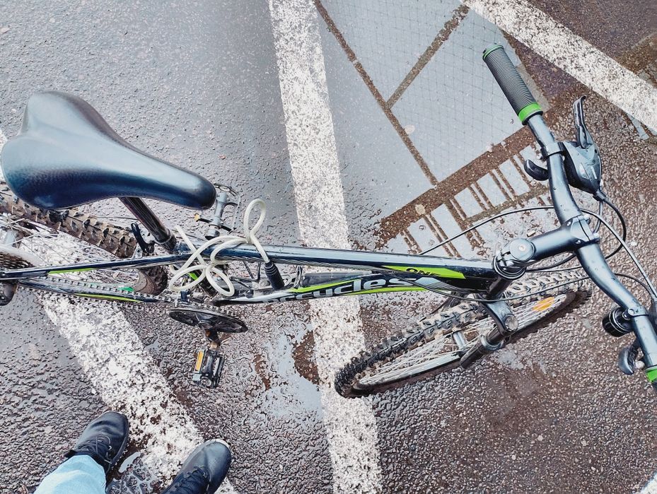 Bicicletă BRCycles neagră, de 26 inch, în stare bună, puțin uzată.