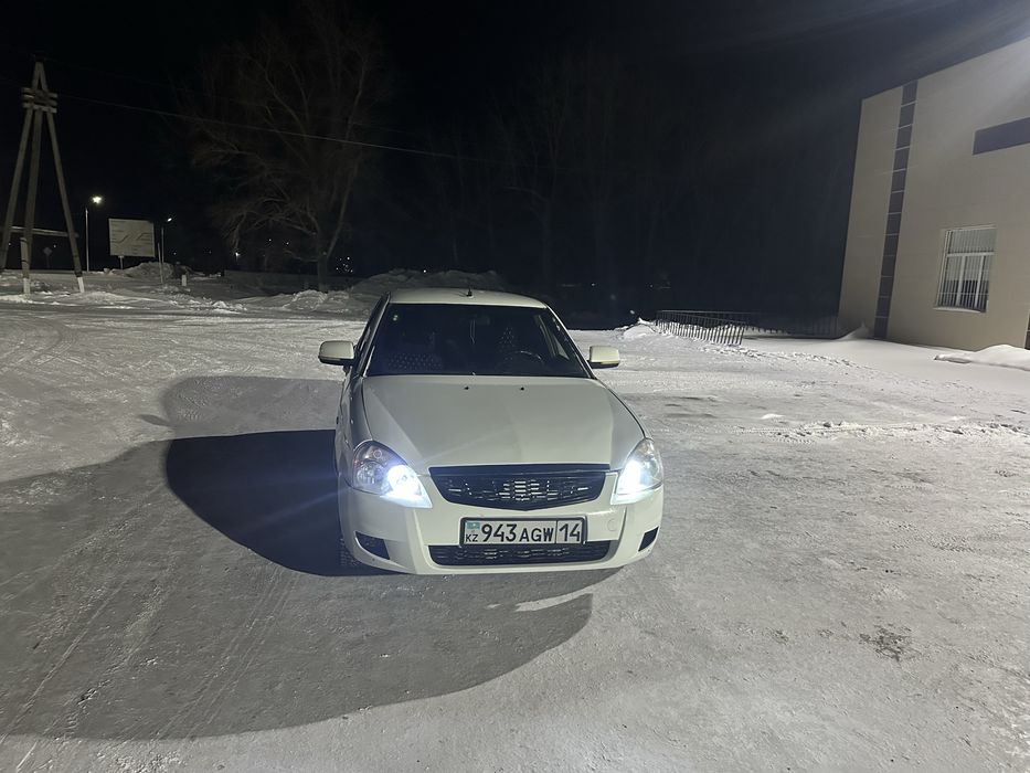 Прира седан белого цвета