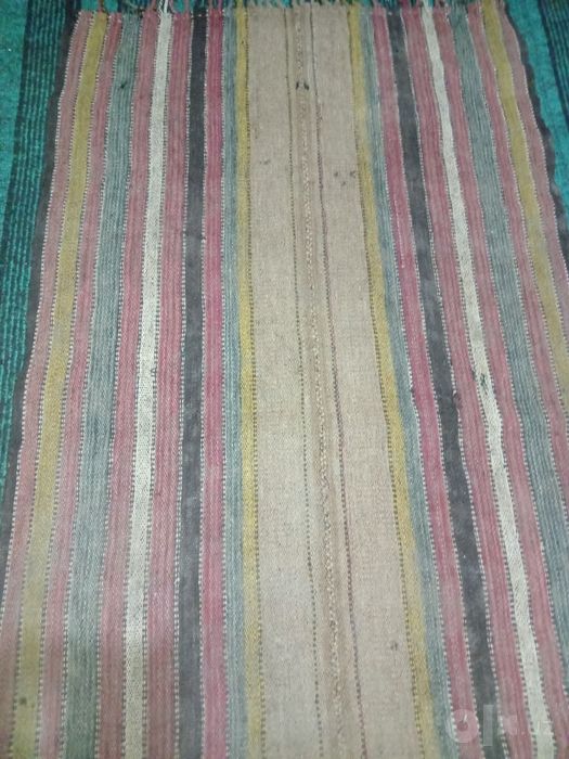 100 yillik Tuyani junidan tuqilgan dasturxon.