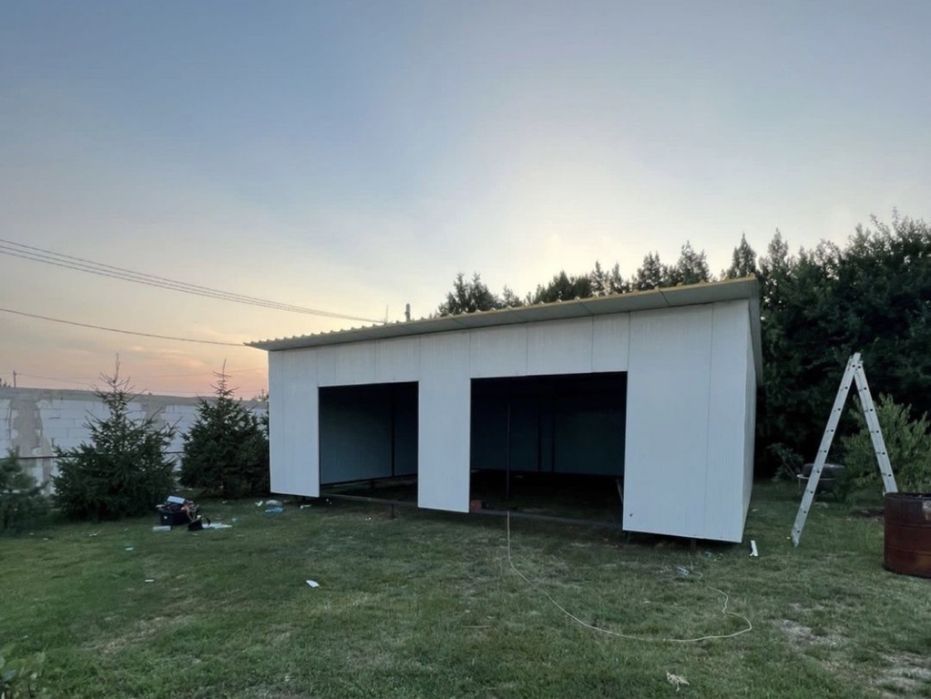 Garaj metalic din panouri sandwich  4.7 x 6m