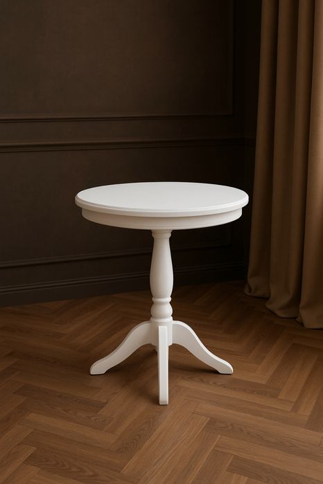 Маленький компактный комплект , стол раскладной + 4 стула .