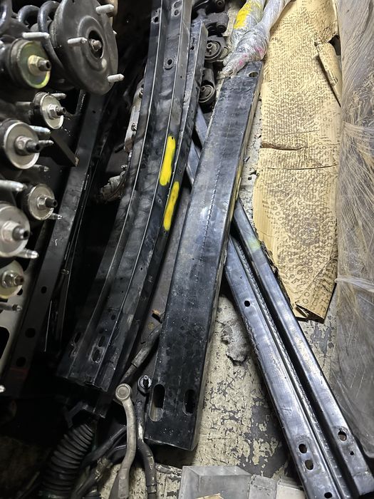 Усилитель бампера на Камри 50