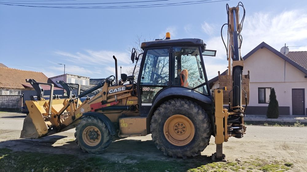 Inchiriez Buldoexcavator Case 590sr