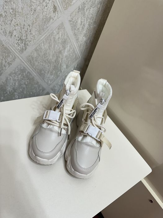 Продается стильные зимние кроссовки