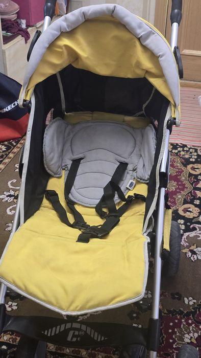Коляска от бренда Chicco.