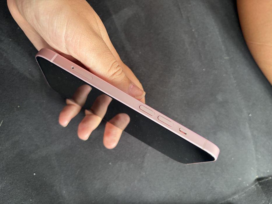 Vand iPhone 15 roz