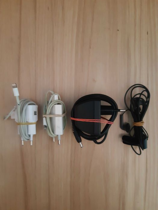 Зарядни у-ва, адаптери, слушалки и кабел
