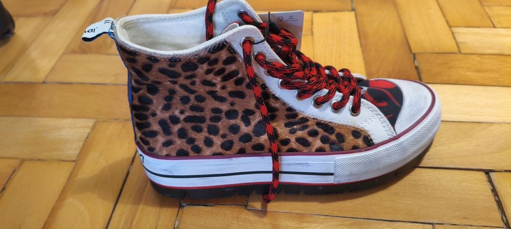DESIGUAL High-top sneakers with animal print
High-top sneakers with animal print