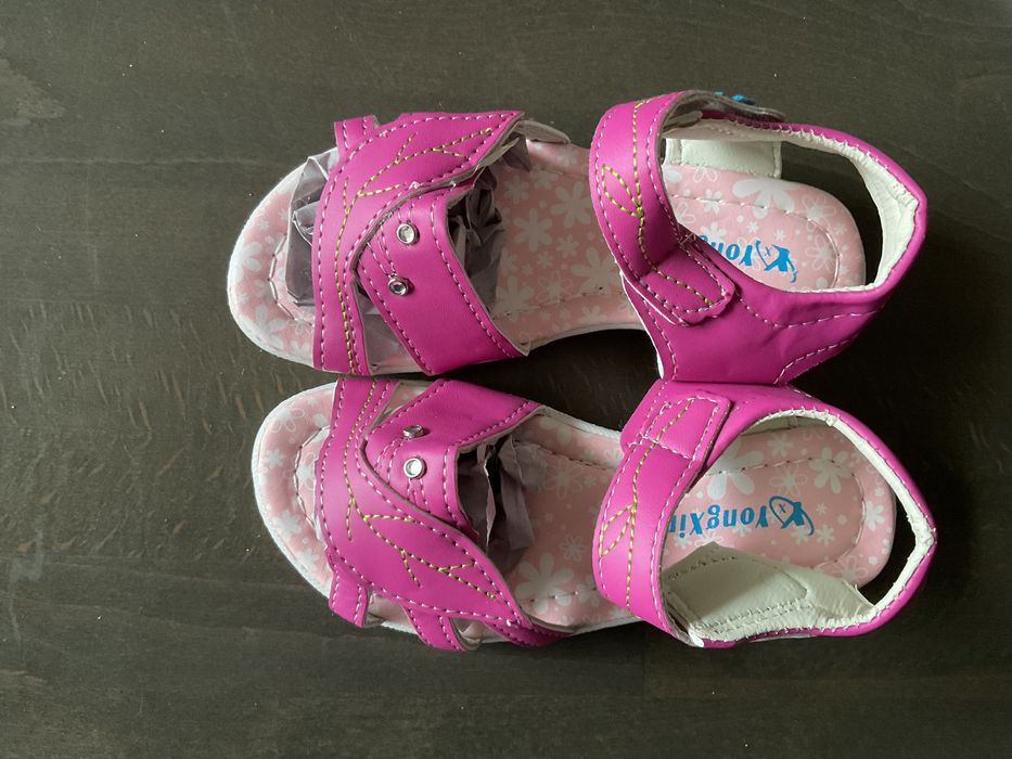 Детски сандали , чисто нови