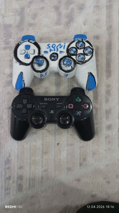 PlayStation 3 slim с 12 дисками  и двумя контроллерами.