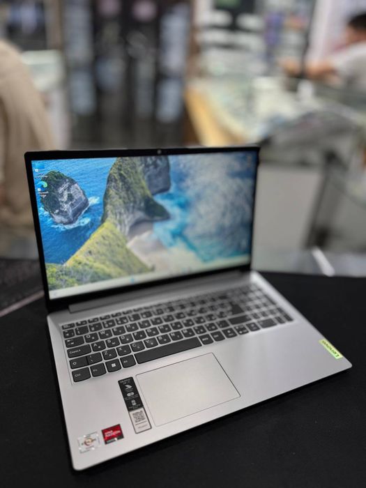 Lenovo holati ideal yangide srochni sotiladi