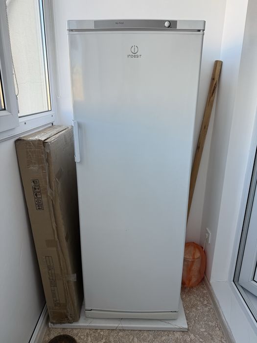 Продам морозильник Indesit