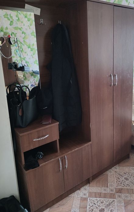 Продам шкаф в прихожей