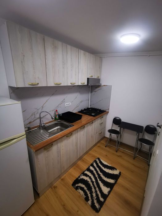 Închiriez camera curte